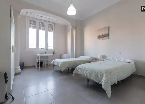 Amplia habitación en un apartamento de 5 dormitorios en Russafa, Valencia