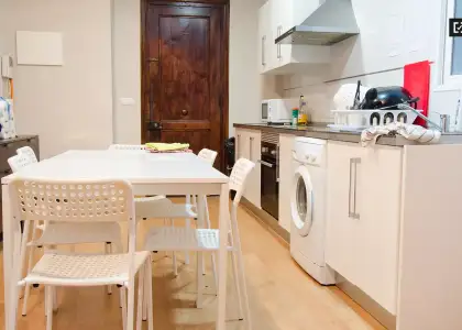 Habitación acogedora con cómoda en el apartamento compartido, Ciutat Vella en Valencia