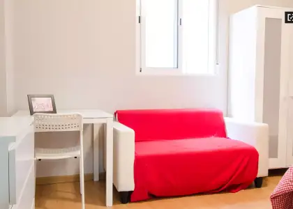 Habitación acogedora con cómoda en el apartamento compartido, Ciutat Vella en Valencia