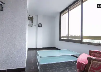 Habitación acogedora con estantería en un apartamento de 4 dormitorios, Extramurs en Valencia