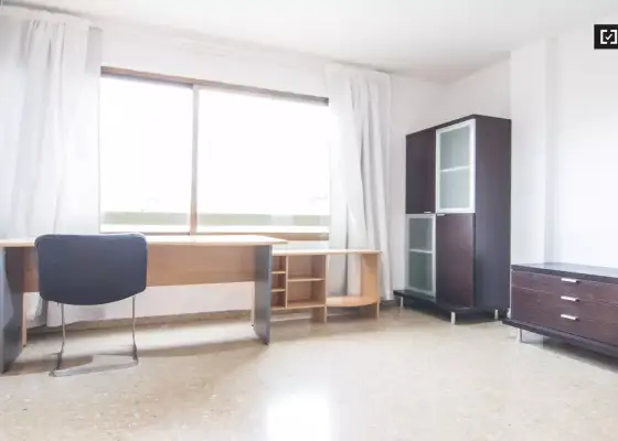 Habitación acogedora con estantería en un apartamento de 4 dormitorios, Extramurs en Valencia