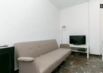 Habitación amueblada con amplio espacio de almacenamiento en piso compartido, Ronda en Granada
