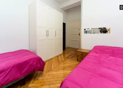 Habitación amueblada con escritorio en un apartamento de 9 habitaciones, Malasaña en Madrid