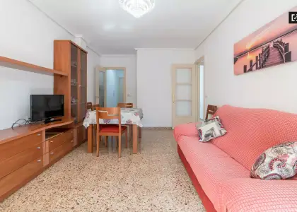 Habitación amueblada en piso de 4 habitaciones en Camins al Grau - Sólo mujeres en Valencia