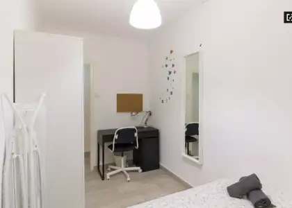 Habitación en piso compartido de 3 dormitorios en alquiler en Santa Eulàlia, con todos los gastos incluidos en Barcelona