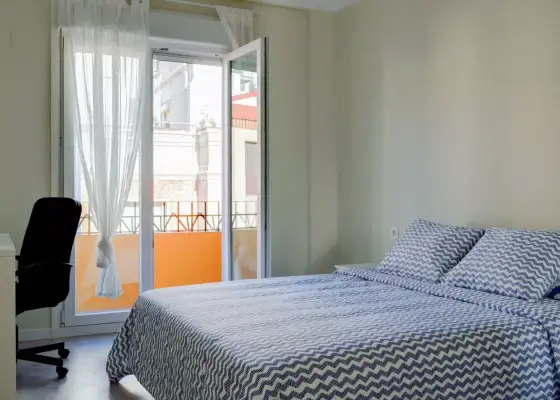 Habitación en piso compartido de 3 habitaciones en Zaragoza, gastos incluidos, ideal para profesionales y estudiantes, solo mujeres.