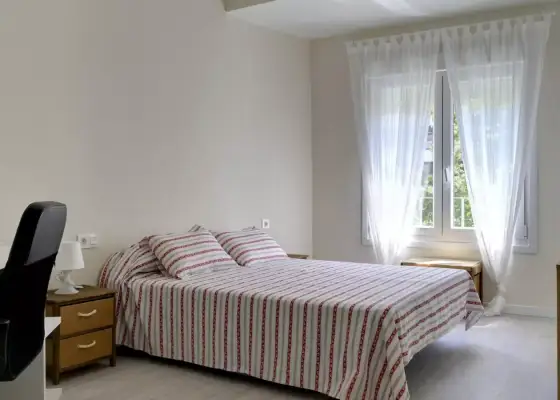 Habitación en piso compartido de 3 habitaciones en Zaragoza, ideal para mujeres.