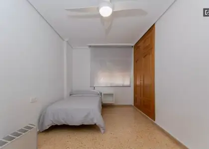 Habitación en piso compartido de 4 habitaciones en alquiler en Els Orriols en Valencia