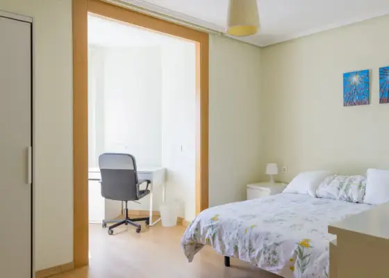 Habitación en piso compartido de 4 habitaciones en alquiler en Zaragoza, ideal para mujeres.