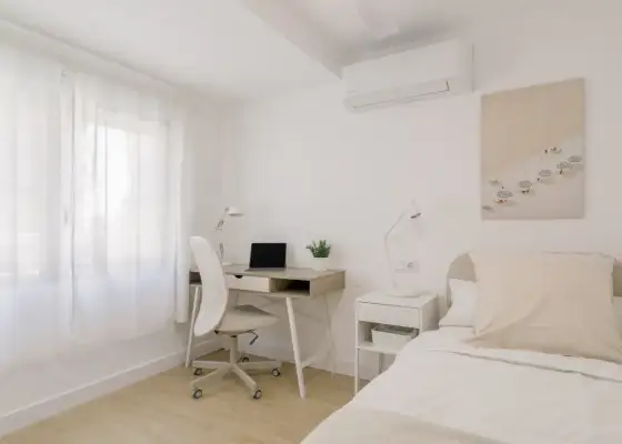 Habitación en piso compartido de 5 dormitorios en alquiler en Alicante, ideal para estudiantes y profesionales. en Alicante (Alacant)