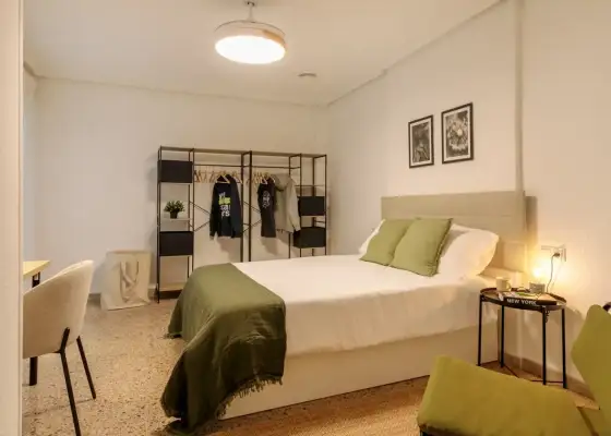 Habitación en piso compartido de 5 habitaciones en Alicante, algunos gastos incluidos, solo para profesionales, se admiten estudiantes. en Alicante (Alacant)