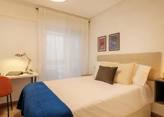 Habitación en piso compartido de 5 habitaciones en Alicante, algunos gastos incluidos, solo para profesionales, se admiten estudiantes. en Alicante (Alacant)