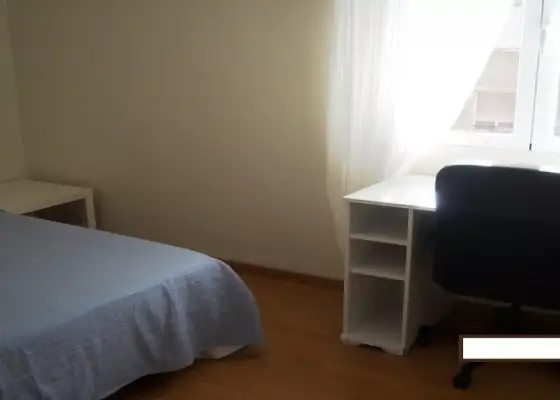 Habitación en piso compartido de 5 habitaciones en Zaragoza, solo para mujeres, profesionales.
