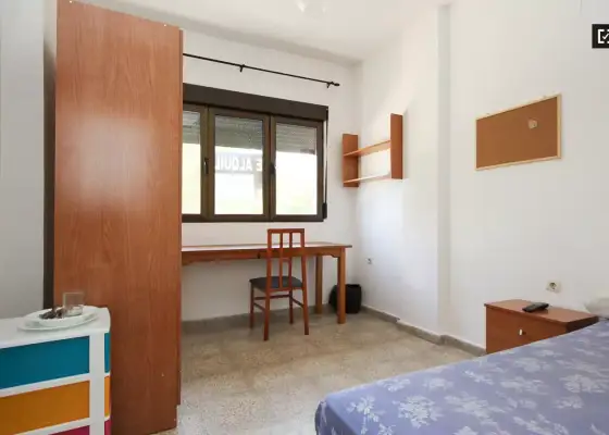 Habitación en un apartamento compartido de 15 habitaciones en alquiler en Pajaritos, ideal para mujeres y profesionales. en Granada