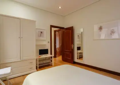 Habitación en un apartamento compartido de 4 dormitorios en alquiler en Abando, gastos incluidos, perfecto para profesionales y estudiantes en Bilbao