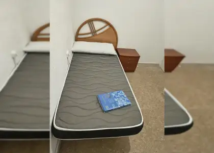 Habitación en un apartamento compartido de 4 habitaciones en El Carmelo, con todos los gastos incluidos. en Barcelona