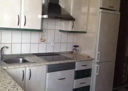 Habitación en un apartamento compartido de 8 habitaciones en Cruz del Humilladero. Se admiten parejas. en Málaga