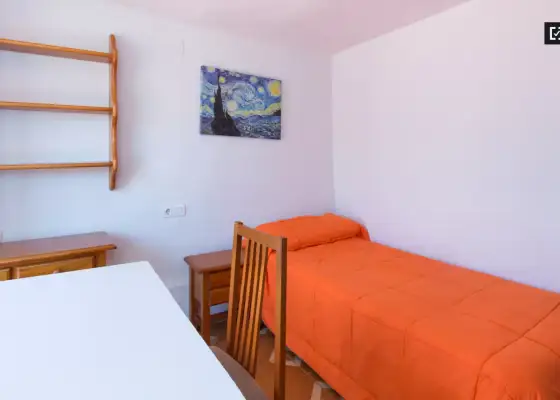 Habitación en un piso compartido de 12 habitaciones en alquiler en Centro-Sagrario, ideal para mujeres. en Granada