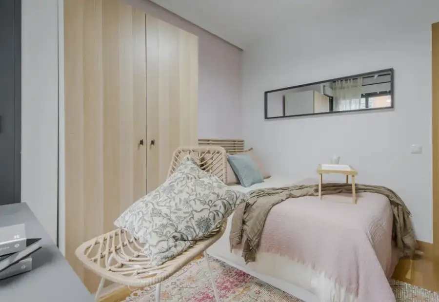 Habitación en un piso compartido de 5 dormitorios en alquiler en Legazpi. en Madrid