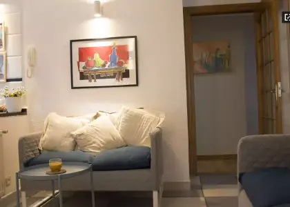 Habitación en un piso compartido de 5 habitaciones en Justicia, no se admiten parejas. en Madrid