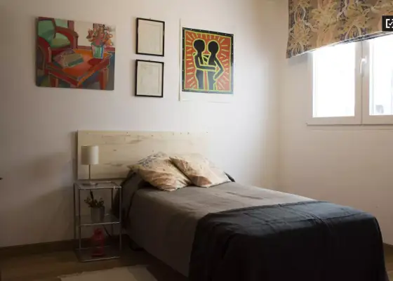 Habitación en un piso compartido de 5 habitaciones en Justicia, no se admiten parejas. en Madrid
