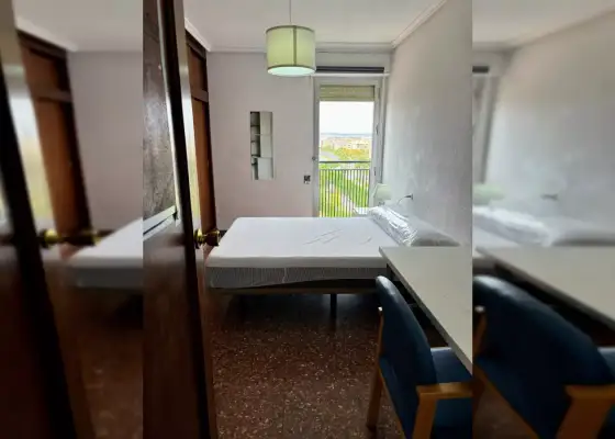 Habitación en un piso compartido de 5 habitaciones en Murcia, con algunos gastos incluidos.