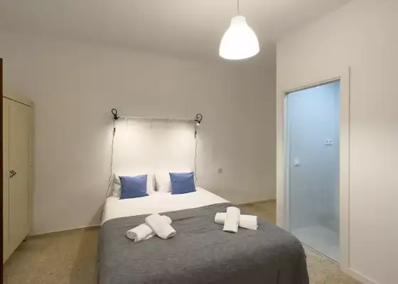 Habitación en un piso compartido de 7 dormitorios en alquiler en Sant Antoni en Barcelona