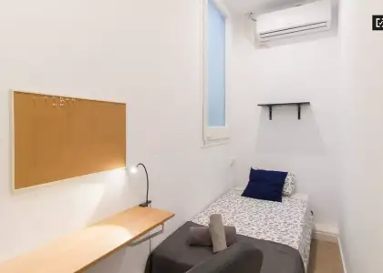 Habitación en un piso compartido de 7 dormitorios en alquiler en Sants, gastos incluidos. en Barcelona
