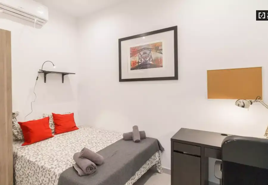 Habitación en un piso compartido de 7 dormitorios en alquiler en Sants, gastos incluidos. en Barcelona