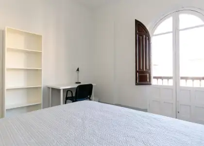 Habitación en un piso compartido de 7 habitaciones en alquiler en San Ildefonso. en Granada