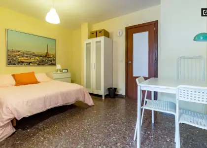 Habitación exterior con armario independiente en un apartamento de 5 dormitorios, Algirós en Valencia