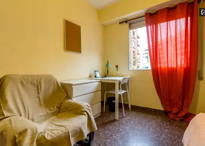 Habitación exterior con armario independiente en un apartamento de 5 dormitorios, Algirós en Valencia