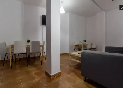 Habitación luminosa en apartamento de 7 habitaciones, Ciutat Vella en Valencia
