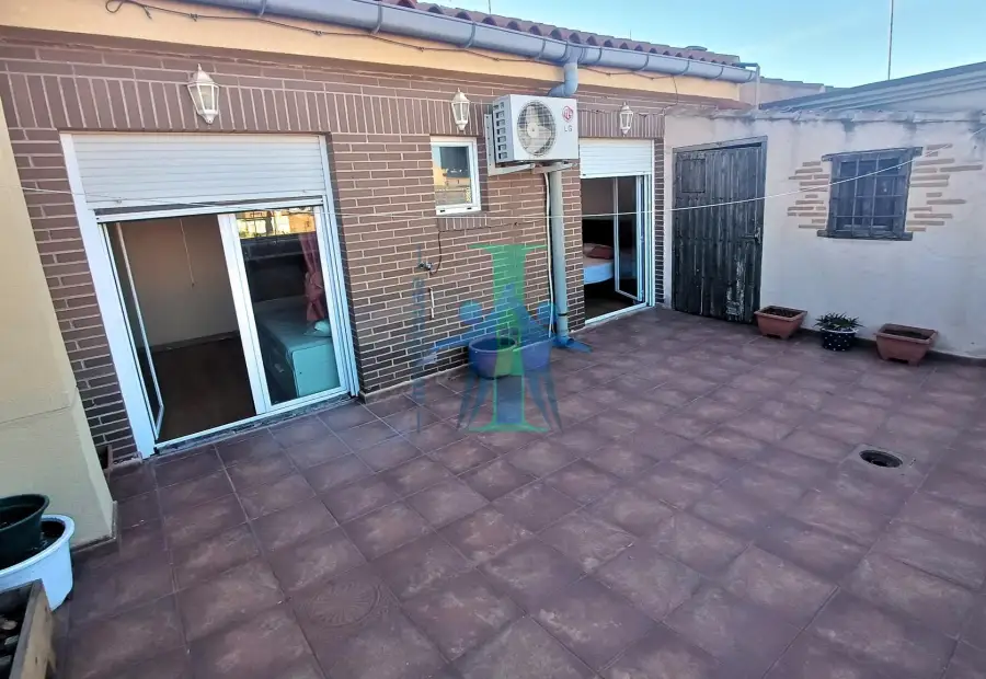 Inmohouse vende en exclusiva ático duplex y local con vado en zona carretas ref: O191 en Albacete