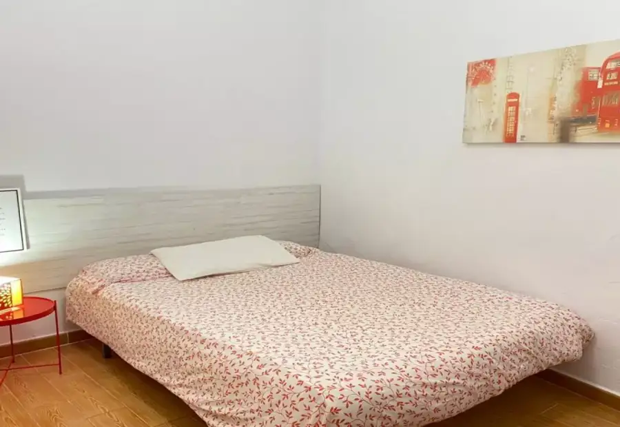 Se alquila habitación en piso compartido de 3 habitaciones en Centro Histórico, todos los gastos incluidos. en Málaga