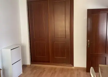 Se alquila habitación en piso compartido de 3 habitaciones en Cruz del Humilladero, gastos incluidos, solo chicas en Málaga