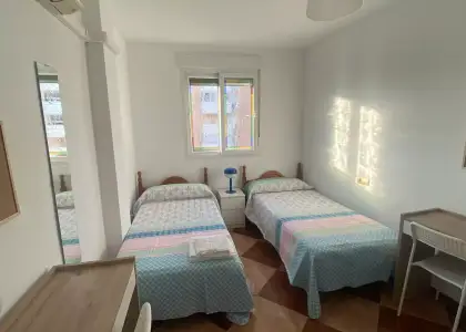Se alquila habitación en piso compartido de 3 habitaciones en Cruz del Humilladero, gastos incluidos, solo chicas en Málaga