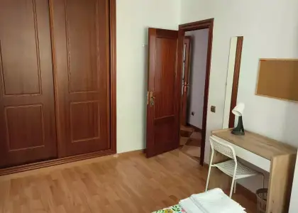 Se alquila habitación en piso compartido de 3 habitaciones en Cruz del Humilladero, gastos incluidos, solo chicas en Málaga
