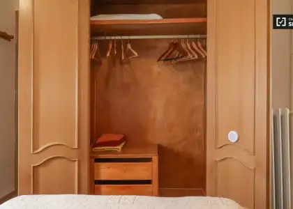 Se alquila habitación en piso compartido de 3 habitaciones en Quintana, sólo profesionales y estudiantes, sólo chicos. en Madrid