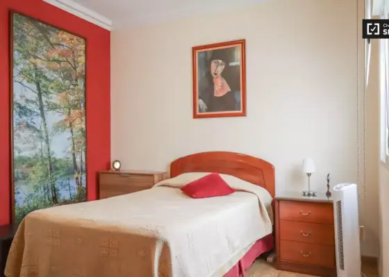 Se alquila habitación en piso compartido de 3 habitaciones en Quintana, sólo profesionales y estudiantes, sólo chicos. en Madrid