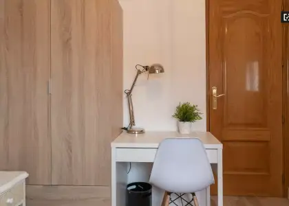 Se alquila habitación en piso compartido de 4 habitaciones en Valdeacederas en Madrid