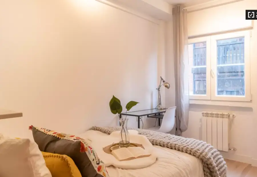 Se alquila habitación en piso compartido de 4 habitaciones en Valdeacederas en Madrid