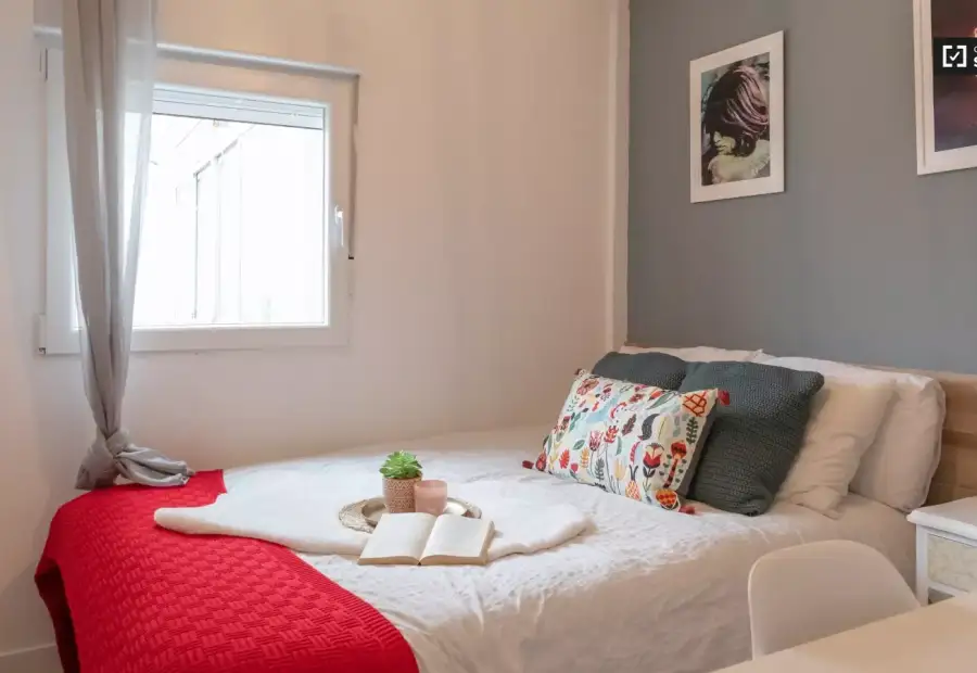 Se alquila habitación en piso compartido de 4 habitaciones en Valdeacederas en Madrid