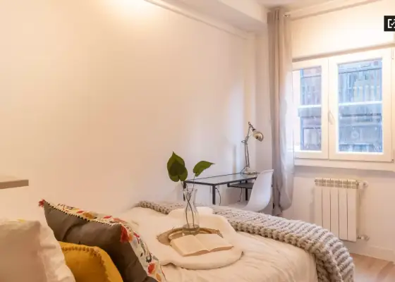 Se alquila habitación en piso compartido de 4 habitaciones en Valdeacederas en Madrid