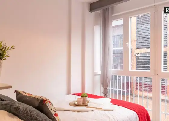 Se alquila habitación en piso compartido de 4 habitaciones en Valdeacederas en Madrid