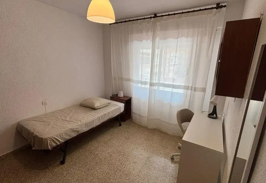 Se alquila habitación en piso compartido de 5 habitaciones en Camino de Ronda en Granada