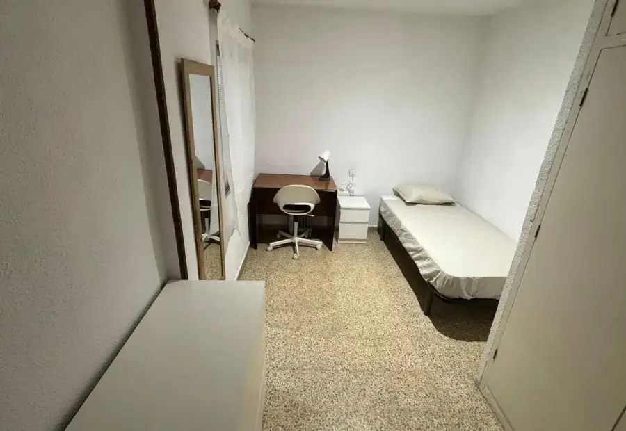 Se alquila habitación en piso compartido de 5 habitaciones en Camino de Ronda en Granada