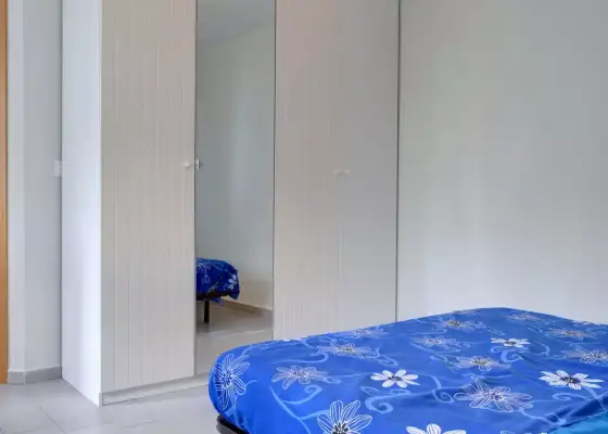 Se alquila habitación en piso compartido de 5 habitaciones en Zaragoza, todos los gastos incluidos.