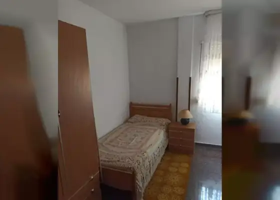 Se alquila habitación en piso de 3 dormitorios en Alicante en Alicante (Alacant)
