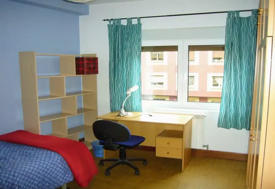 Se alquila habitación en piso de 3 habitaciones en Oviedo en Oviedo
